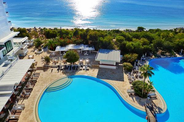 Luftaufnahme des Grecian Bay Hotels mit Pool und Ozean im Hintergrund