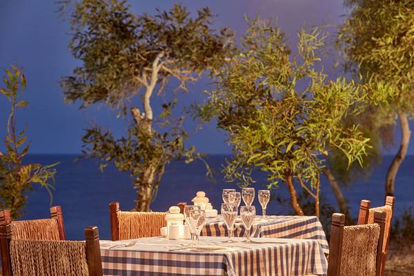 Tisch mit Blick auf das Meer im Grecian Bay Hotel.