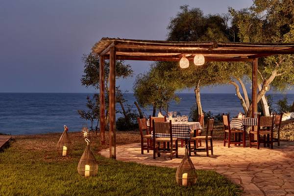 Abendessen unter dem Himmel im Grecian Bay Hotel mit Blick auf das Meer.