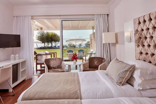 Doppelzimmer im Grecian Bay Hotel mit Terrasse und Meerblick