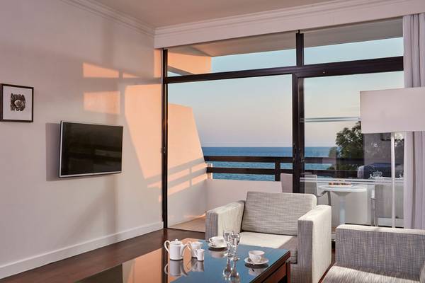 Innenraum des Balkons im Grecian Bay Hotel mit Blick auf das Meer.
