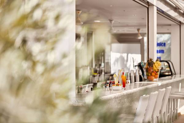 Bar im griechischen Bay Hotel mit Getränken und Früchten.