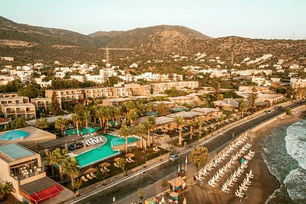 Luftaufnahme des Blue Sea Beach Affiliated by Melia Hotels mit Pool und Strandliegen