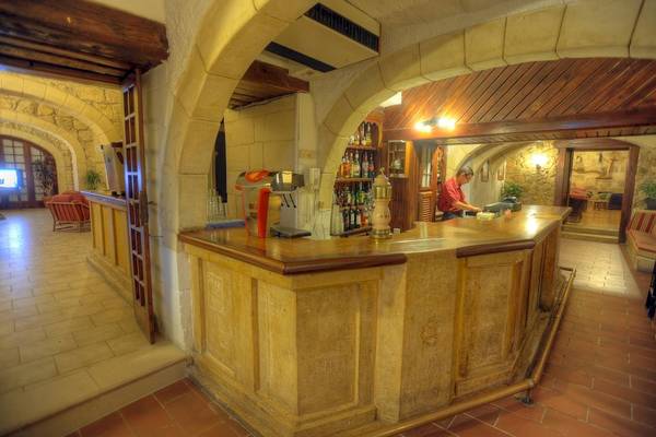 Rezeptionsbereich des Cornucopia Bungalows Hotels mit Bar, Angestellter und Inneneinrichtung.