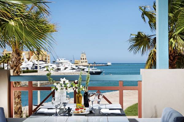 Balkon im Fanadir Hotel El Gouna mit Blick auf das Meer und Palmen