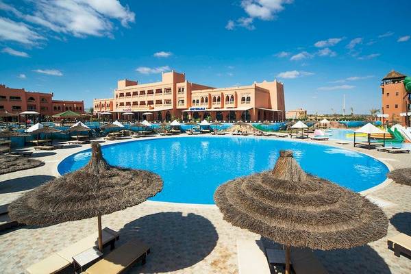 Außenpoolbereich des Pickalbatros Aqua Fun Club Hotels mit Sonnenschirmen und Liegestühlen.