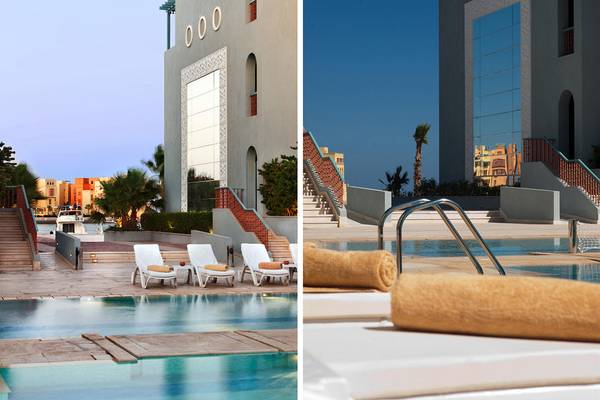 Poolbereich des Fanadir Hotel El Gouna mit Loungestühlen und moderner Architektur.