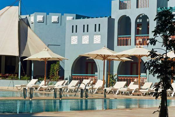 Poolbereich des Fanadir Hotel El Gouna mit Liegestühlen und Sonnenschirmen.