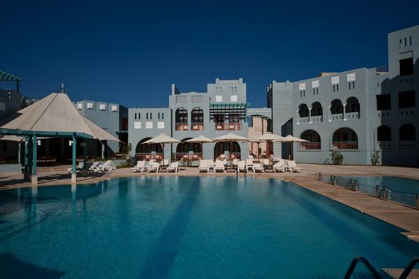 Außenbereich des Fanadir Hotel El Gouna mit Swimmingpool und Sonnenliegen