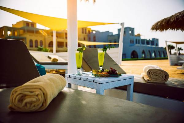 Loungebereich im Fanadir Hotel El Gouna mit zwei grünen Cocktails, Früchteteller und Handtüchern.