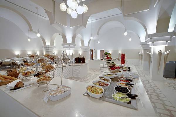 Buffetsaal im Fanadir Hotel El Gouna mit verschiedenen Speisen und modernen Inneneinrichtung.