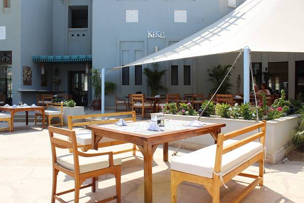 Terrasse des Fanadir Hotel El Gouna mit Tischen und Stühlen unter einem weißen Sonnensegel.
