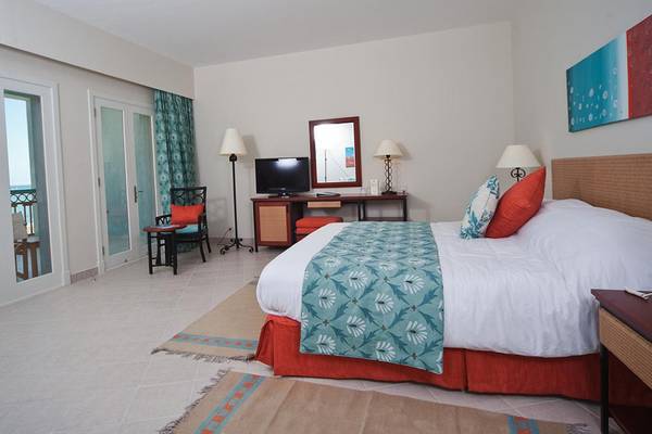 Fanadir Hotel El Gouna Zimmer mit Meerblick, Bett, Fernseher, Schreibtisch und Balkon.