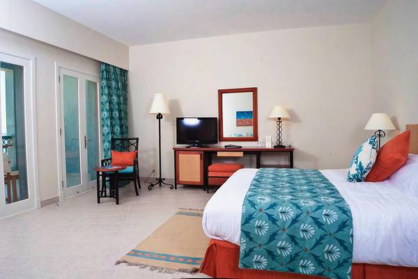 Zimmer im Fanadir Hotel El Gouna mit Meerblick, Bett, Schreibtisch, Fernseher und Möbeln.