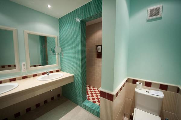 Badezimmer im Fanadir Hotel El Gouna mit blauen Fliesen, zwei Waschbecken und einer Dusche