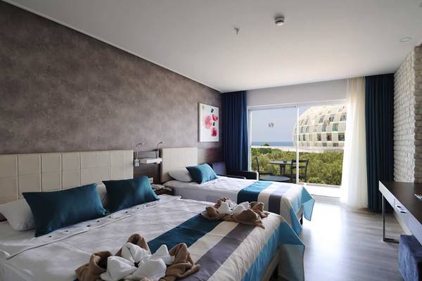 Doppelzimmer im Gold Island Hotel mit Blick auf das Meer und Gebäude.