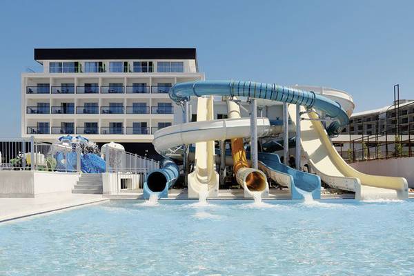 Gold Island Hotel Wasserrutschen im Freien neben einem großen Gebäude