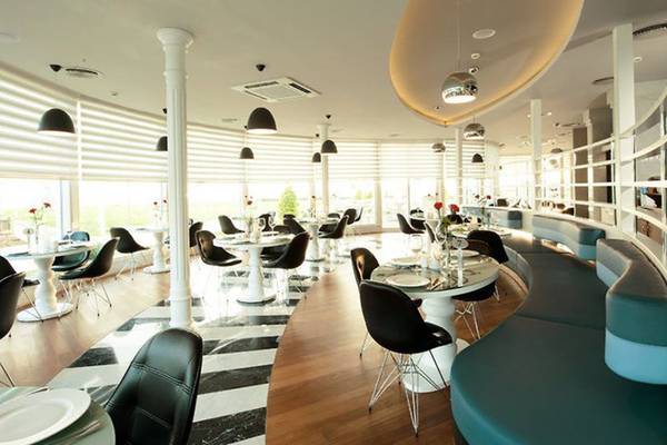 Innenansicht des Gold Island Restaurants mit modernen Möbeln und blauen Sitzbereichen.