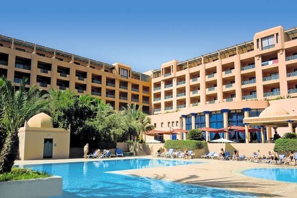 Außenbereich des Atlas Medina & Spa Hotels mit Swimmingpool und Sonnenliegen.