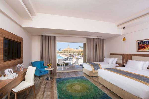 Hotelzimmer im Pickalbatros Aqua Park Resort - Sharm mit Blick auf den Pool.