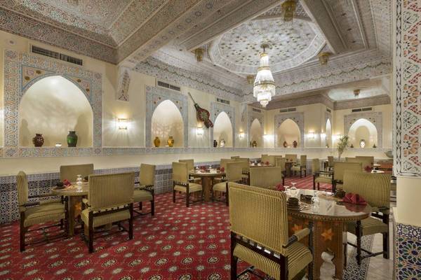 Innenansicht des Restaurants im Pickalbatros Aqua Park Resort in Sharm mit gemusterten Teppichen und kunstvollen Wänden.