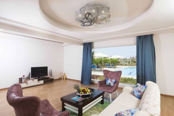 Wohnzimmer im Pickalbatros Aqua Park Resort - Sharm mit Blick auf den Pool.