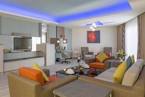 Inneneinrichtung des Royal Seginus Hotels mit Fernseher, Sofas und Tisch