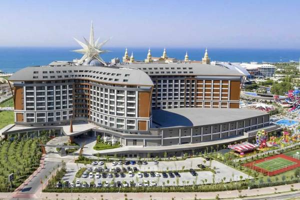 Außenansicht des Royal Seginus Hotels mit Meerblick und Attraktionen im Vordergrund.