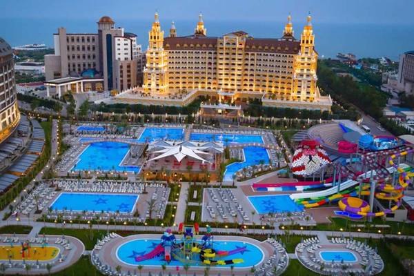 Luftaufnahme des Royal Seginus Hotel Komplexes mit Swimmingpools und Spielplatz