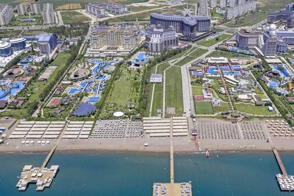 Luftaufnahme des Royal Seginus Hotels mit Pools, Tennisplätzen und Strand
