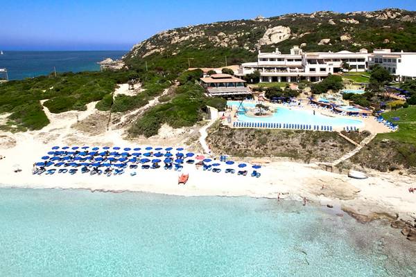 Luftaufnahme des Colonna Grand Hotel Capo Testa mit Pool und Strand