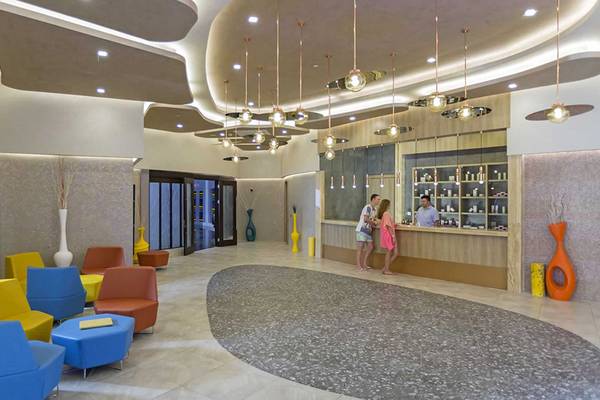 Lobby des Royal Seginus Hotels mit Sitzbereichen und Rezeption.