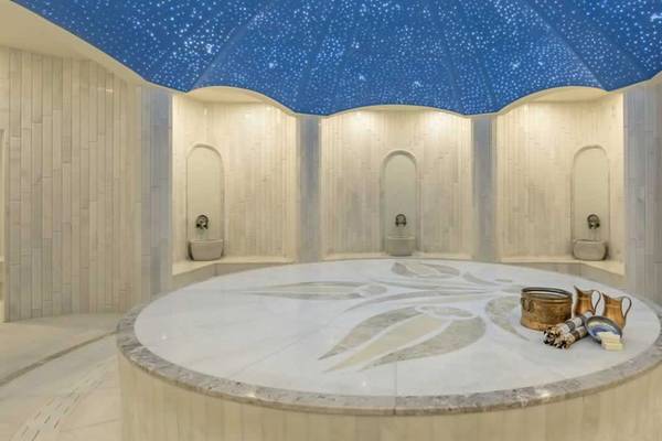 Innenansicht des Spas im Royal Seginus Hotel mit runden Marmortisch und Sternenhimmel.