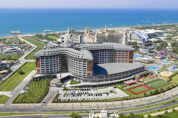 Luftaufnahme des Royal Seginus Hotels mit Meer und Attraktionen im Vordergrund.