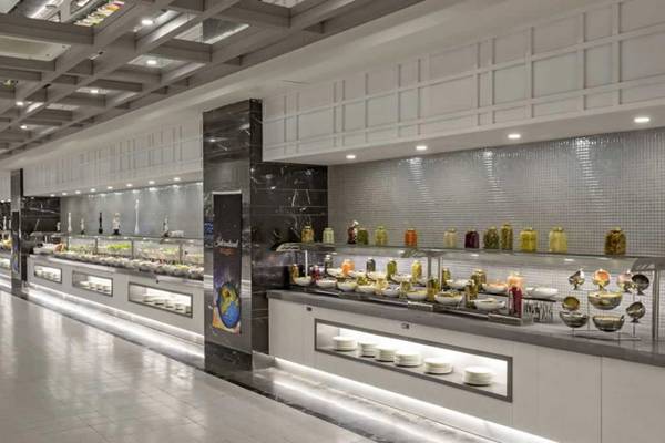 Buffetbereich im Royal Seginus Hotel mit vielen Speisen und Getränken