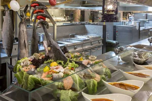 Fischbuffet im Royal Seginus Hotel mit verschiedenen Meeresfrüchten und Fischgerichten.