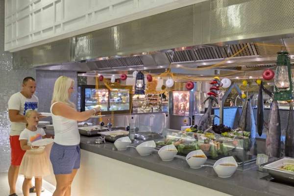 Familie bedient sich am Buffet im Royal Seginus Hotel.