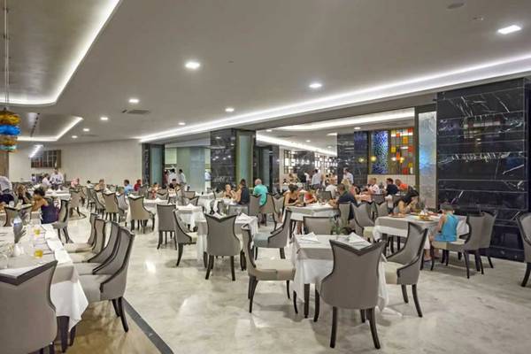 Innenbereich des Royal Seginus Hotels, mit vielen Gästen im Restaurant sitzend.