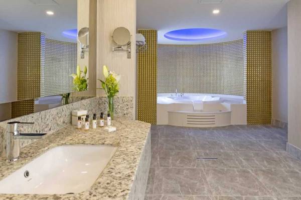 Badezimmer im Royal Seginus Hotel mit Whirlpool und großer Spiegelfläche