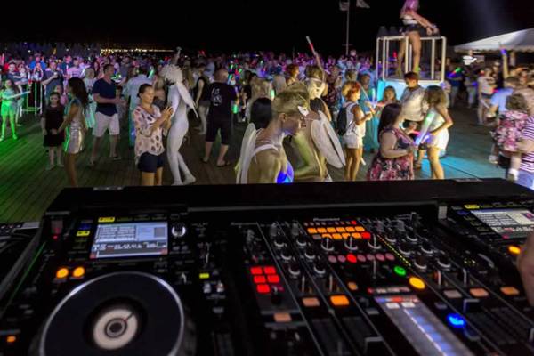 DJ-Event auf der Dachterrasse des Royal Seginus Hotels bei Nacht mit vielen Gästen und bunten Lichtern