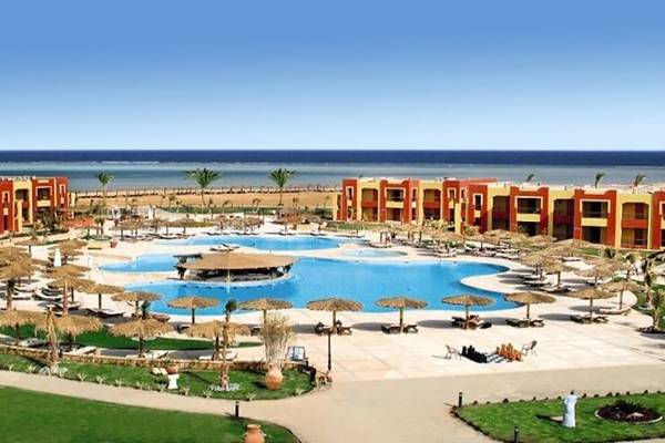 Magic Tulip Resort in Marsa Alam, Aussenansicht des Hotels, Pool