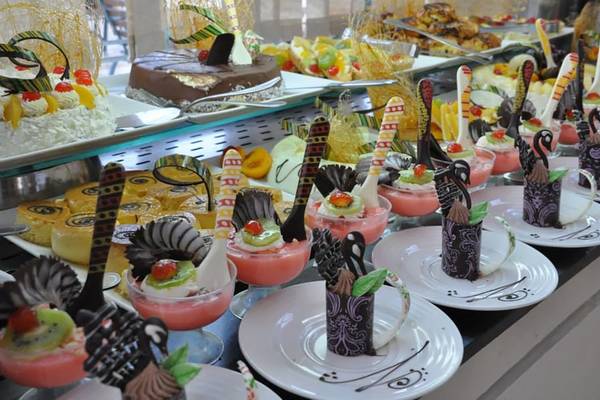 Ein beeindruckendes Buffet im Magic Tulip Resort mit einer Vielzahl von Desserts und Kuchen.