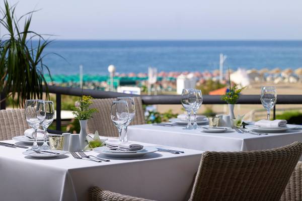 Tisch im Freien auf der Terrasse des Kriti Beach Hotels mit Meerblick