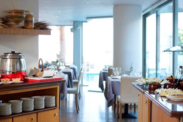 Buffetbereich im Kriti Beach Hotel mit verschiedenen Gerichten und Tischen.
