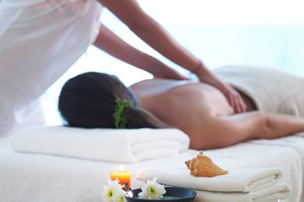 Eine Frau erhält eine Massage im Kriti Beach Hotel.