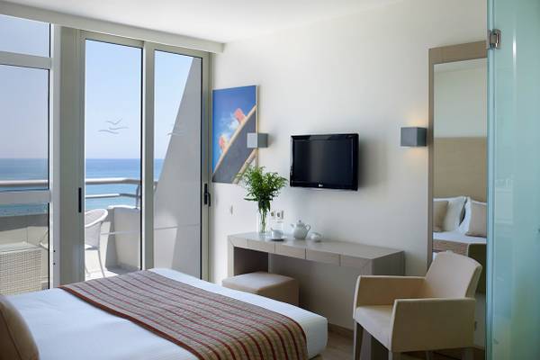 Hotelzimmer im Kriti Beach mit Blick auf das Meer und die Terrasse.