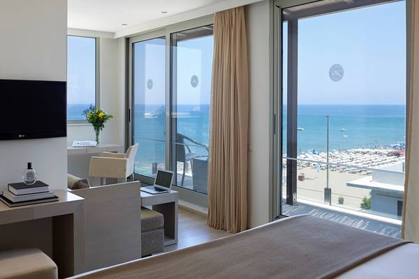 Hotelzimmer mit Meerblick auf Kritis Strand im Hotel Kriti Beach