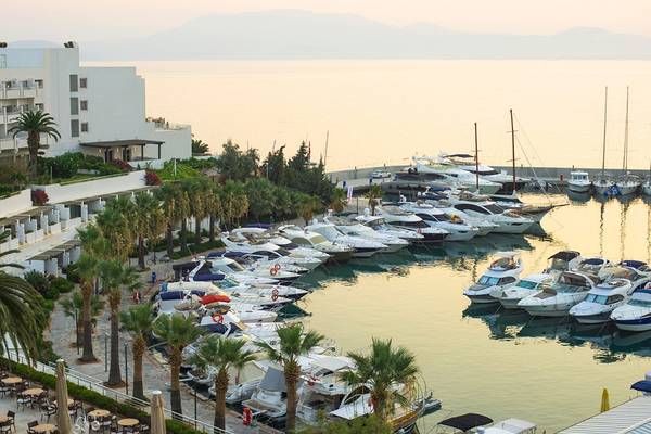 Außenansicht des Altin Yunus Hotel & Spa mit vielen geparkten Booten in der Marina.