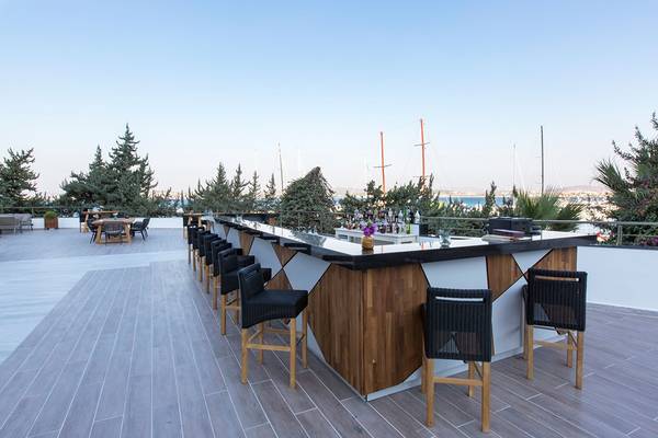 Dachterrassenbar des Altin Yunus Hotel mit Blick auf das Meer und die Schiffe