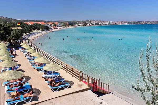 Sonnenliegen und Umbrellas am Strand des Altin Yunus Hotel & Spa